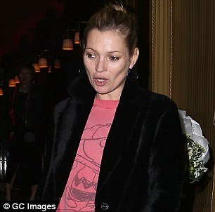 Κέιτ Μος: Πώς το τσιγάρο, τα ξενύχτια και ο ήλιος «έσπασαν» το πρόσωπό της - Καρέ καρέ οι αλλαγές [εικόνες] | iefimerida.gr 2