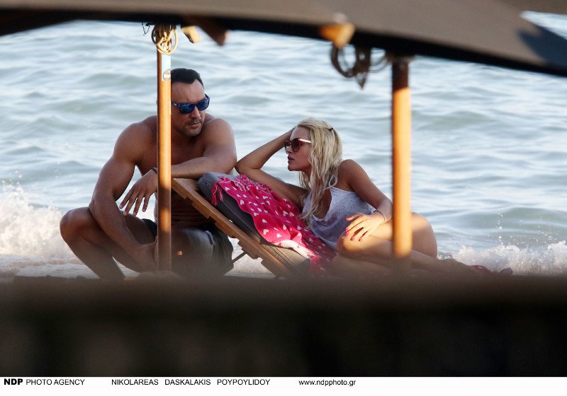 Η Βίκυ Κάβουρα βάζει «φωτιά» στην παραλία με το λευκό μπραζίλιαν μαγιό της [εικόνες] | iefimerida.gr 1