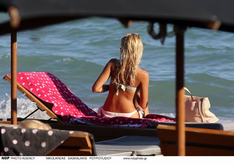 Η Βίκυ Κάβουρα βάζει «φωτιά» στην παραλία με το λευκό μπραζίλιαν μαγιό της [εικόνες] | iefimerida.gr 4