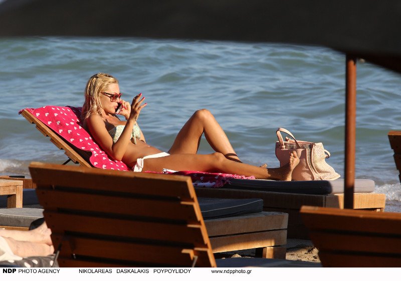 Η Βίκυ Κάβουρα βάζει «φωτιά» στην παραλία με το λευκό μπραζίλιαν μαγιό της [εικόνες] | iefimerida.gr 5