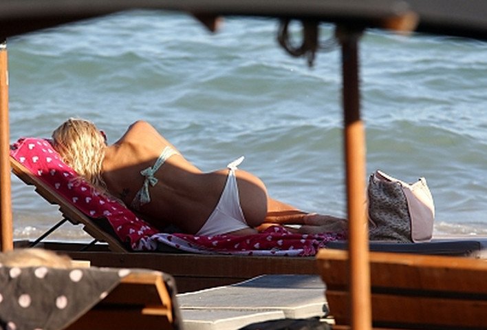 Η Βίκυ Κάβουρα βάζει «φωτιά» στην παραλία με το λευκό μπραζίλιαν μαγιό της [εικόνες] | iefimerida.gr 6