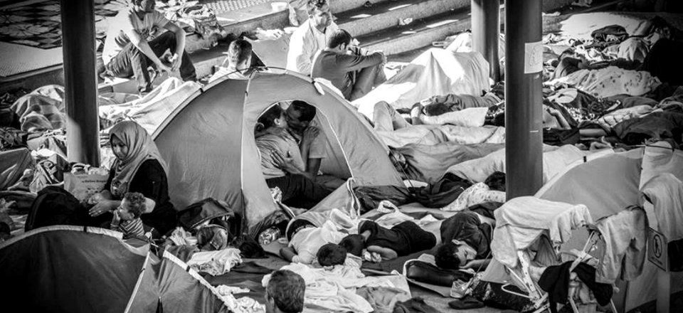 Το φιλί των προσφύγων -Η σκηνή που συγκλόνισε τα social media του πλανήτη [εικόνες] | iefimerida.gr 0