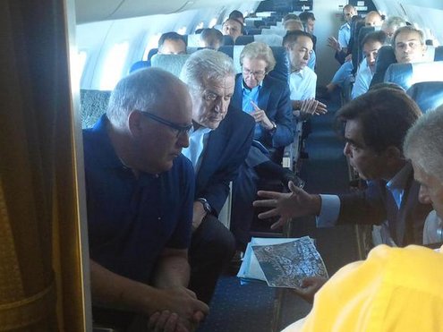 Αβραμόπουλος και αντιπρόεδρος ΕΕ στο αεροπλάνο για Κω [εικόνες] | iefimerida.gr 0