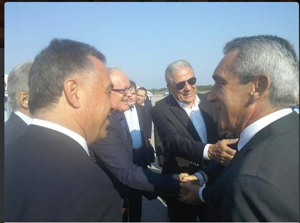 Αβραμόπουλος και αντιπρόεδρος ΕΕ στο αεροπλάνο για Κω [εικόνες] | iefimerida.gr 1