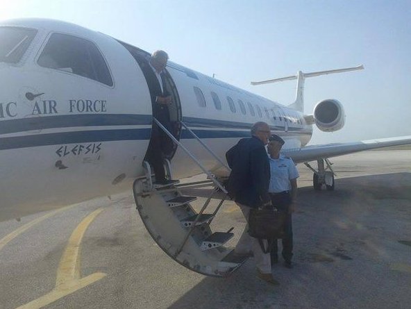 Αβραμόπουλος και αντιπρόεδρος ΕΕ στο αεροπλάνο για Κω [εικόνες] | iefimerida.gr 2