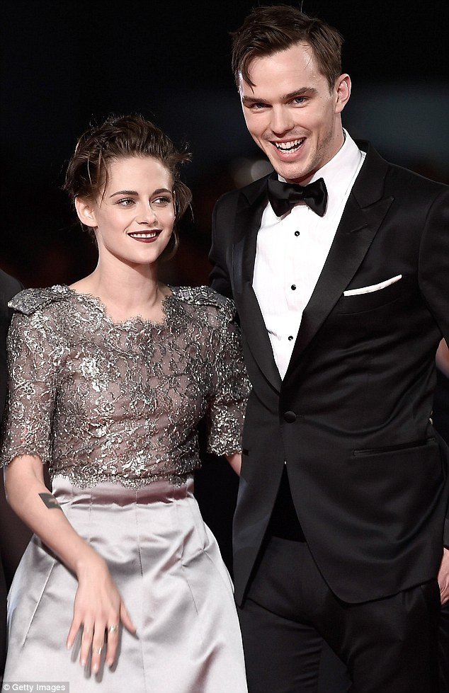 Η Κρίστεν Στιούαρτ ξυπόλητη στο Φεστιβάλ Βενετίας [εικόνες] | iefimerida.gr 1