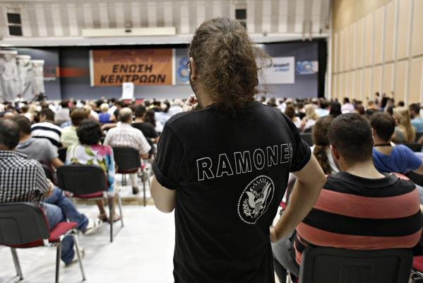 Το ακροατήριο του Βασίλη Λεβέντη: Ενα αλλιώτικο φωτορεπορτάζ [εικόνες] | iefimerida.gr 8