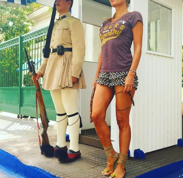 Η Δήμητρα Ματσούκα φωτογραφίζεται με τους τσολιάδες και ανάβει φωτιές [εικόνες] | iefimerida.gr 0