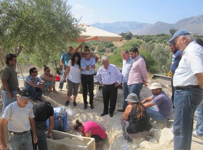 Στο φως εντυπωσιακός λαξευτός μινωικός τάφος στην Κρήτη [εικόνες] | iefimerida.gr 0