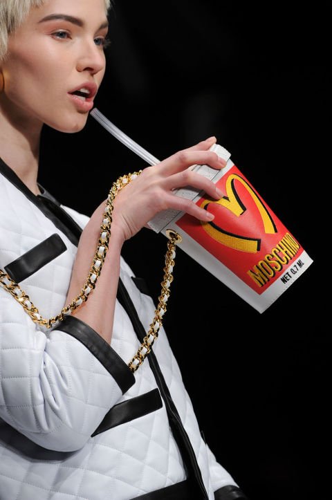 Φθηνά αντικείμενα μετατρέπονται σε πανάκριβες τσάντες - Πινακίδες, αρκουδάκια και αναψυκτικά [εικόνες] | iefimerida.gr 11