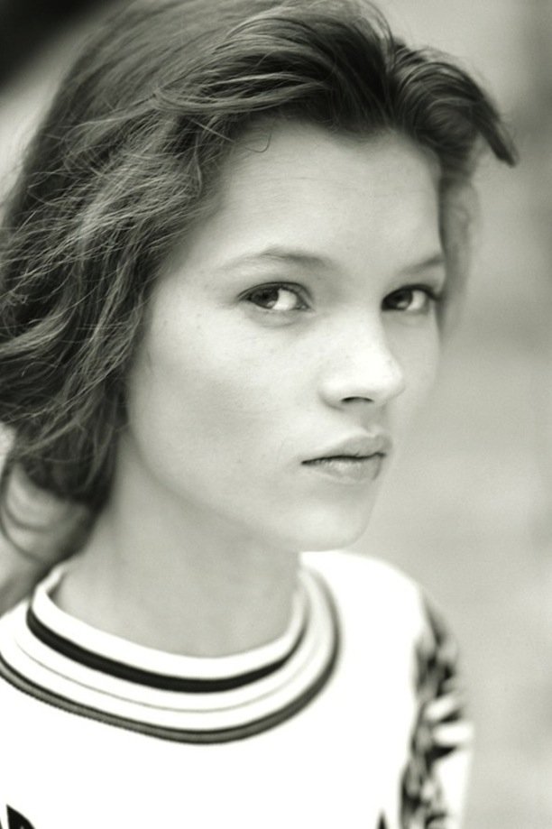 Κέιτ Μος: Πώς το τσιγάρο, τα ξενύχτια και ο ήλιος «έσπασαν» το πρόσωπό της - Καρέ καρέ οι αλλαγές [εικόνες] | iefimerida.gr 5