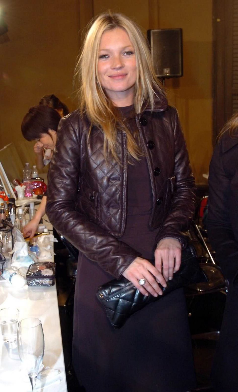 Κέιτ Μος: Πώς το τσιγάρο, τα ξενύχτια και ο ήλιος «έσπασαν» το πρόσωπό της - Καρέ καρέ οι αλλαγές [εικόνες] | iefimerida.gr 13