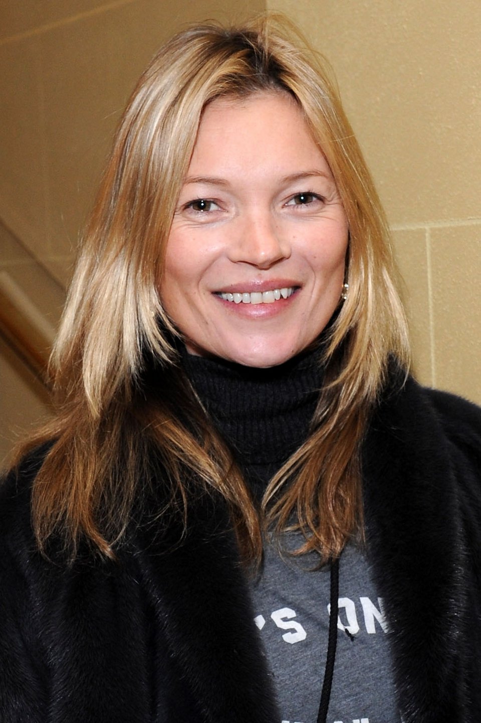 Κέιτ Μος: Πώς το τσιγάρο, τα ξενύχτια και ο ήλιος «έσπασαν» το πρόσωπό της - Καρέ καρέ οι αλλαγές [εικόνες] | iefimerida.gr 17