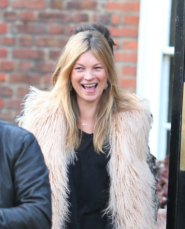 Κέιτ Μος: Πώς το τσιγάρο, τα ξενύχτια και ο ήλιος «έσπασαν» το πρόσωπό της - Καρέ καρέ οι αλλαγές [εικόνες] | iefimerida.gr 18