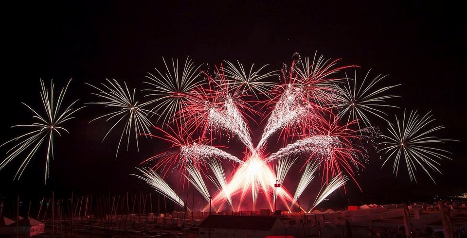 Οι Έλληνες που φτιάχνουν τα καλύτερα πυροτεχνήματα στον κόσμο [εικόνες & βίντεο] | iefimerida.gr 2