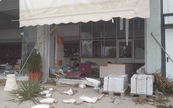 Ανεμοστρόβιλος σάρωσε Λακωνία και Μεσσηνία: Ντελαπάρισε αυτοκίνητα, γύρισε τούμπα ακόμη και νταλίκα [εικόνες & βίντεο] | iefimerida.gr 8