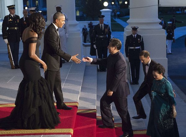 Εκθαμβωτική η Μισέλ Ομπάμα -Με εντυπωσιακή μαύρη τουαλέτα Vera Wang [εικόνες] | iefimerida.gr 6