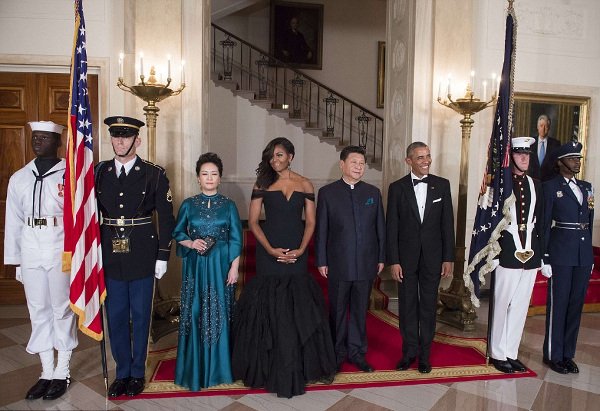 Εκθαμβωτική η Μισέλ Ομπάμα -Με εντυπωσιακή μαύρη τουαλέτα Vera Wang [εικόνες] | iefimerida.gr 4