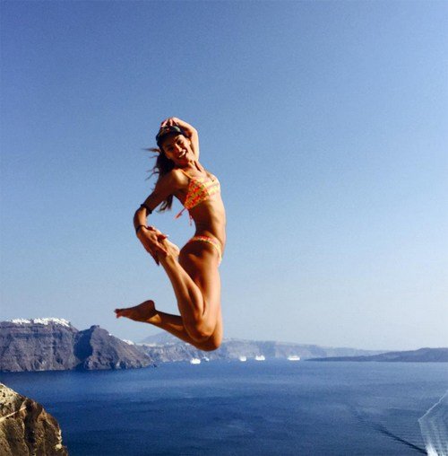 «Ηφαίστειο» στη Σαντορίνη η Ειρήνη Παπαδοπούλου -Κάνει παρκούρ με μικροσκοπικό μπικίνι [εικόνες]   | iefimerida.gr 0