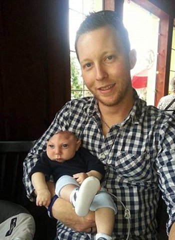 Ο μικρός μαχητής που διέψευσε τους επιστήμονες – Γεννήθηκε χωρίς εγκέφαλο και έγινε ενός έτους [εικόνες] | iefimerida.gr 0