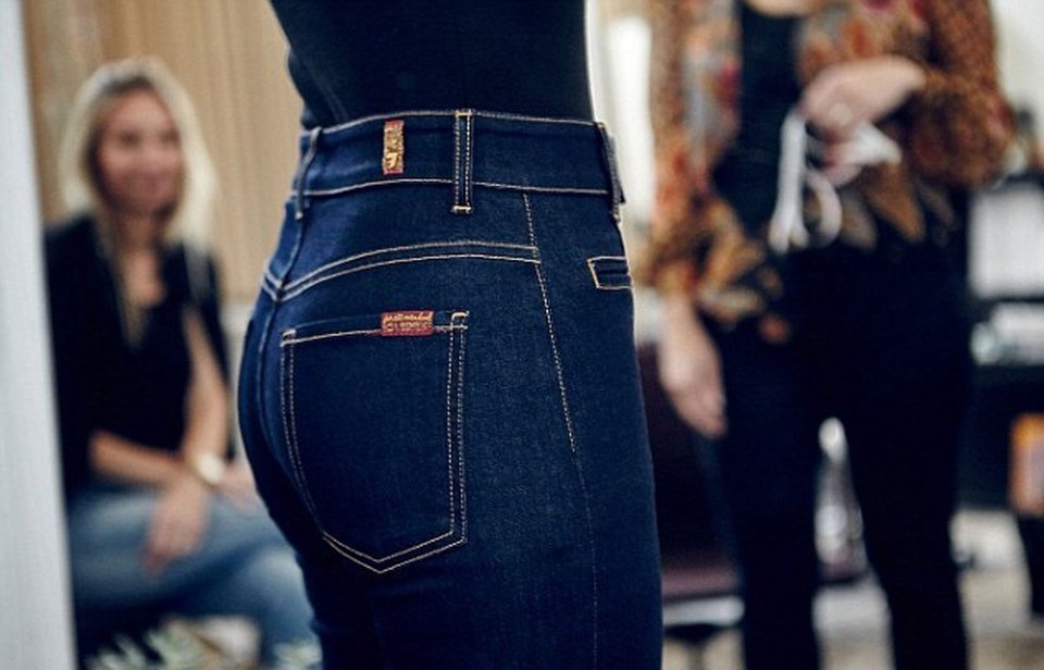 Αυτή η γυναίκα πληρώνεται γιατί έχει τα τέλεια οπίσθια -Πάνω της ράβονται όλα τα τζιν [εικόνες] | iefimerida.gr 1