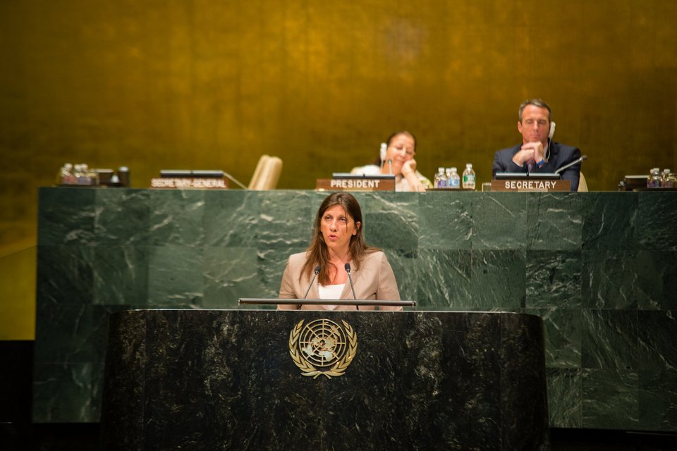 Το απίστευτο βλέμμα προς την Ζωή Κωνσταντοπούλου όταν μιλάει στον ΟΗΕ [εικόνες] | iefimerida.gr 2