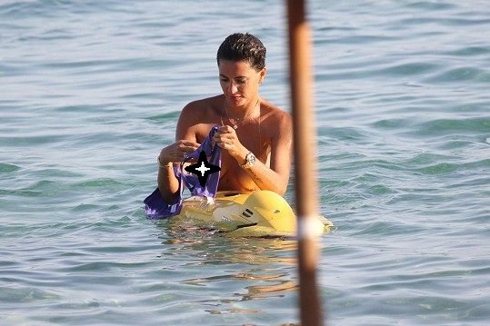 Γυναίκα Γάλλου ποδοσφαιριστή γδύθηκε στη Μύκονο - «Θόλωσαν» όλοι στην παραλία [εικόνες & βίντεο] | iefimerida.gr 1