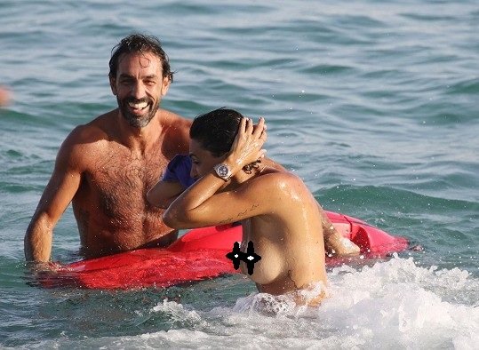 Γυναίκα Γάλλου ποδοσφαιριστή γδύθηκε στη Μύκονο - «Θόλωσαν» όλοι στην παραλία [εικόνες & βίντεο] | iefimerida.gr 2