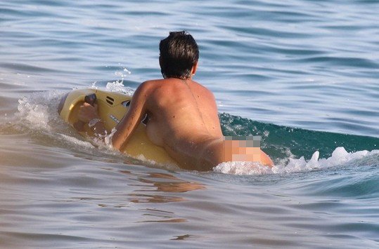 Γυναίκα Γάλλου ποδοσφαιριστή γδύθηκε στη Μύκονο - «Θόλωσαν» όλοι στην παραλία [εικόνες & βίντεο] | iefimerida.gr 3