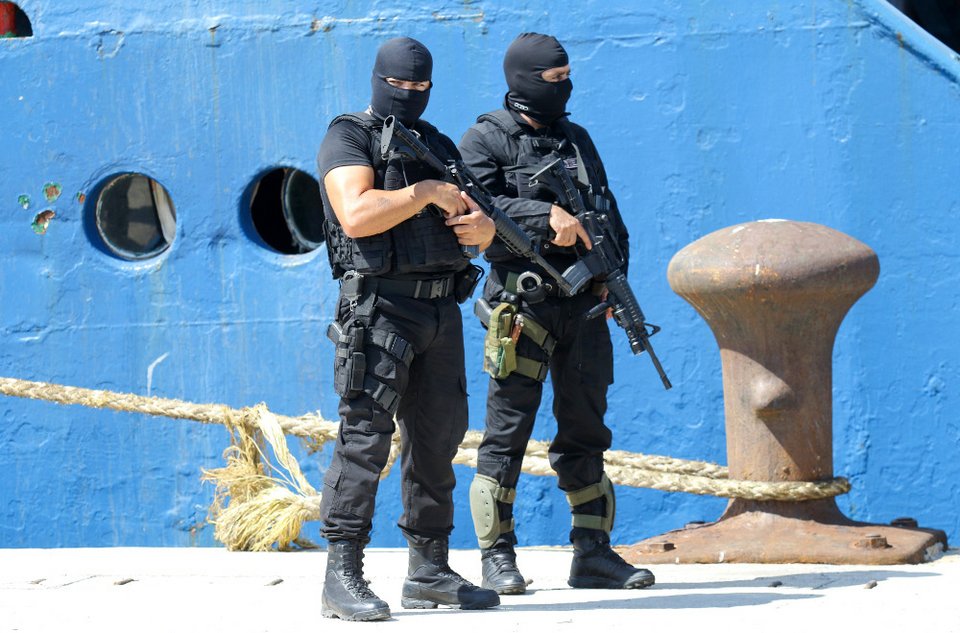 Το «ρεσάλτο» των ειδικών δυνάμεων της ΕΛ.ΑΣ. στο πλοίο «HADDAD 1» που μετέφερε όπλα στους τζιχαντιστές [εικόνες] | iefimerida.gr 0