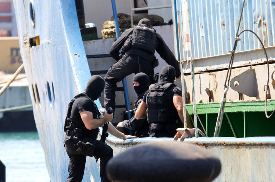 Το «ρεσάλτο» των ειδικών δυνάμεων της ΕΛ.ΑΣ. στο πλοίο «HADDAD 1» που μετέφερε όπλα στους τζιχαντιστές [εικόνες] | iefimerida.gr 3