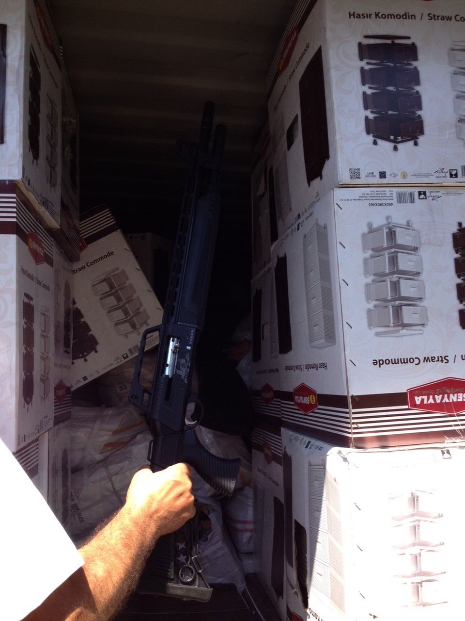 Προορισμό τους τζιχαντιστές είχε το φορτηγό πλοίο με τα όπλα που πιάστηκε ανοιχτά της Κρήτης [εικόνες & βίντεο] | iefimerida.gr 2