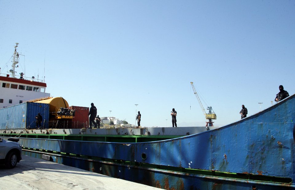 Το «ρεσάλτο» των ειδικών δυνάμεων της ΕΛ.ΑΣ. στο πλοίο «HADDAD 1» που μετέφερε όπλα στους τζιχαντιστές [εικόνες] | iefimerida.gr 8