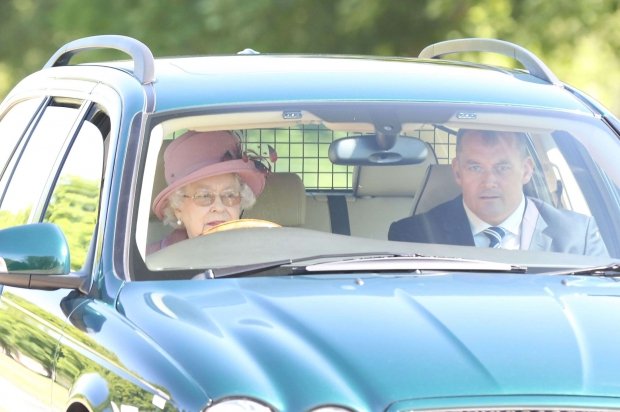 Τα απίστευτα αυτοκίνητα της βασίλισσας Ελισάβετ -Ρολς Ρόις, Τζάγκουαρ και τζιπ [εικόνες] | iefimerida.gr 9