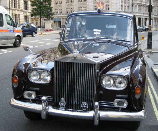 Τα απίστευτα αυτοκίνητα της βασίλισσας Ελισάβετ -Ρολς Ρόις, Τζάγκουαρ και τζιπ [εικόνες] | iefimerida.gr 2