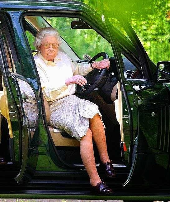 Τα απίστευτα αυτοκίνητα της βασίλισσας Ελισάβετ -Ρολς Ρόις, Τζάγκουαρ και τζιπ [εικόνες] | iefimerida.gr 6