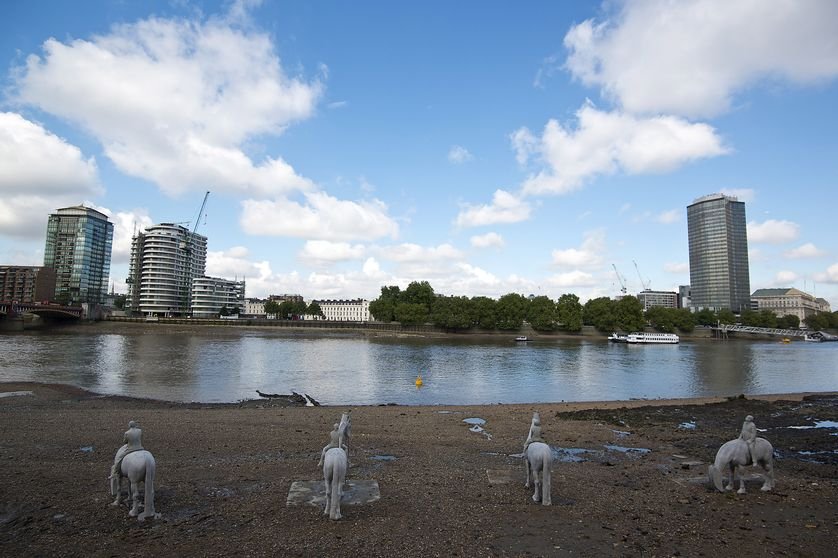 Οι τέσσερις ιππότες της Αποκάλυψης στον Τάμεση: Ενα πρωτότυπο installation [εικόνες] | iefimerida.gr 2