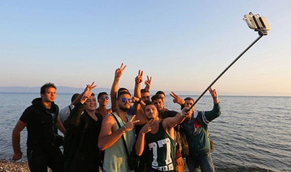 Χαμόγελα: Νεαροί πρόσφυγες βγάζουν selfie φτάνοντας στη Λέσβο [εικόνες] | iefimerida.gr 0