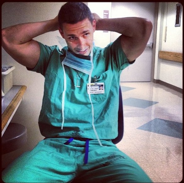 Αυτός είναι ο γαλανομάτης σέξι γιατρός που «τρελαίνει» το Instagram [εικόνες] | iefimerida.gr 2