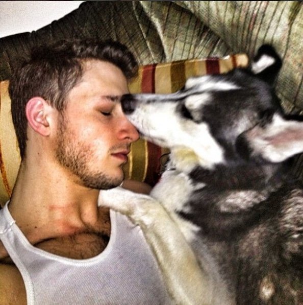 Αυτός είναι ο γαλανομάτης σέξι γιατρός που «τρελαίνει» το Instagram [εικόνες] | iefimerida.gr 4