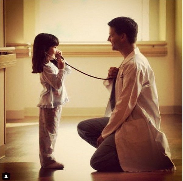 Αυτός είναι ο γαλανομάτης σέξι γιατρός που «τρελαίνει» το Instagram [εικόνες] | iefimerida.gr 1