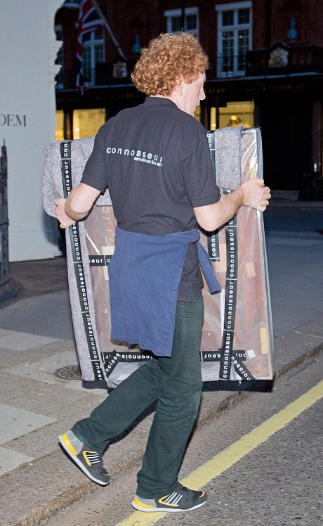 Εκλεισαν έξω από το σπίτι της χήρα κροίσου -Τα παιδιά του άντρα της την άφησαν στο δρόμο με τις βαλίτσες [εικόνες] | iefimerida.gr 2