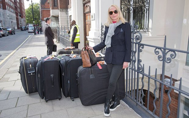 Εκλεισαν έξω από το σπίτι της χήρα κροίσου -Τα παιδιά του άντρα της την άφησαν στο δρόμο με τις βαλίτσες [εικόνες] | iefimerida.gr 3