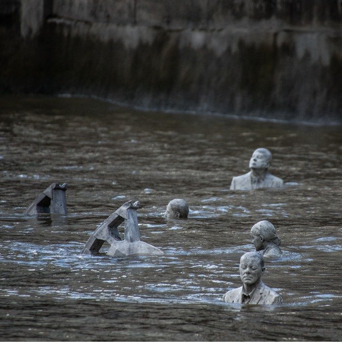 Οι τέσσερις ιππότες της Αποκάλυψης στον Τάμεση: Ενα πρωτότυπο installation [εικόνες] | iefimerida.gr 3