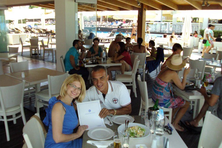 Παντρεύεται ο... επικηρυγμένος των καζίνο - Ο γάμος του Τζον Τάραμας στην Αμαλιάδα [εικόνες] | iefimerida.gr 0