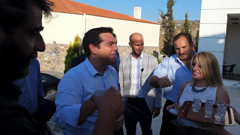 Οι τσικουδιές του Τσίπρα στα Ανώγεια [εικόνες] | iefimerida.gr 0