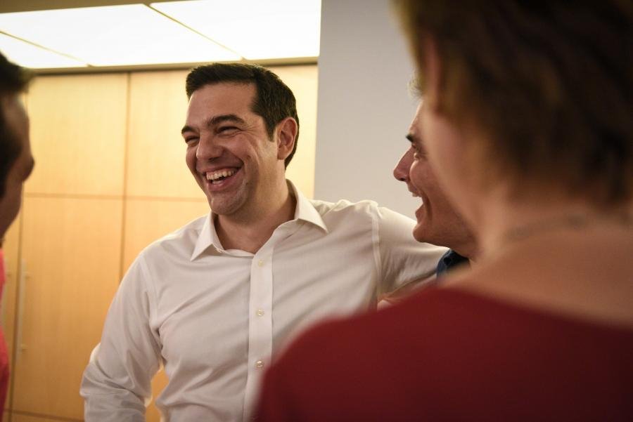 Με ουίσκι, φιστίκια και πολλά χαμόγελα γιόρτασε τη νίκη ο Τσίπρας [εικόνες] | iefimerida.gr 7