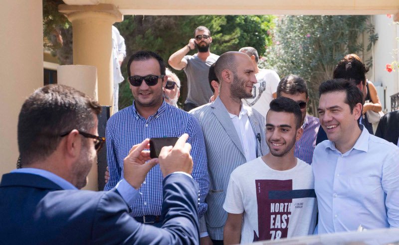Τα «γούρια» του Αλέξη Τσίπρα – Ο φραπέ, το αυτόγραφο και οι σέλφι | iefimerida.gr 1