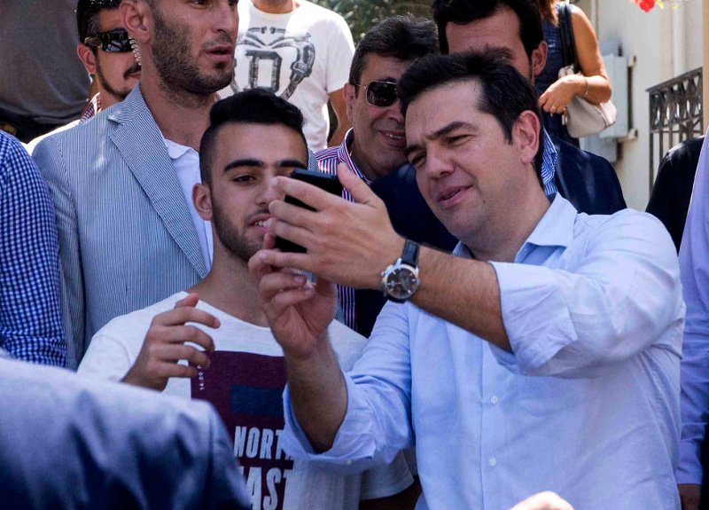 Τα «γούρια» του Αλέξη Τσίπρα – Ο φραπέ, το αυτόγραφο και οι σέλφι | iefimerida.gr 0