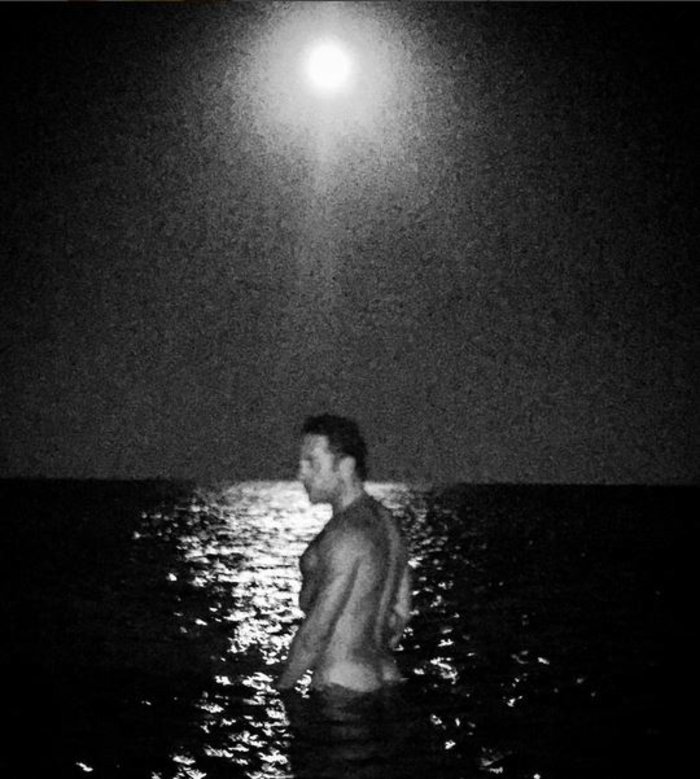 Ο Γιώργος Μαζωνάκης γυμνός στη θάλασσα [εικόνα] | iefimerida.gr 0